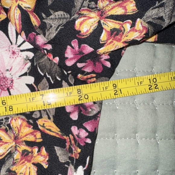 Easel Black Floral Ruffle Sleeve peplum Blouse. (No belt). Size Small. VVGUC - Picture 4 of 10